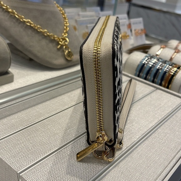 MICHAEL KORS
Leather Lg Continental Wristlet Phone Wallet Exotic Print Hair Calf - Picture 13 of 16